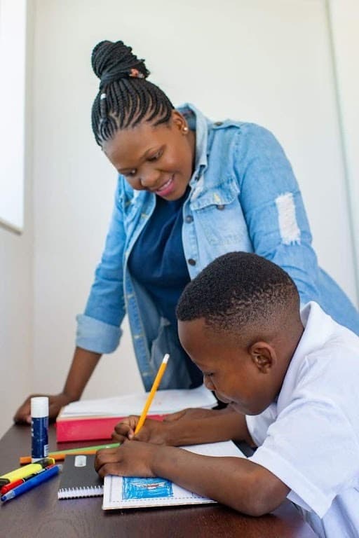Enseignante qui accompagne un élève pendant ses devoirs